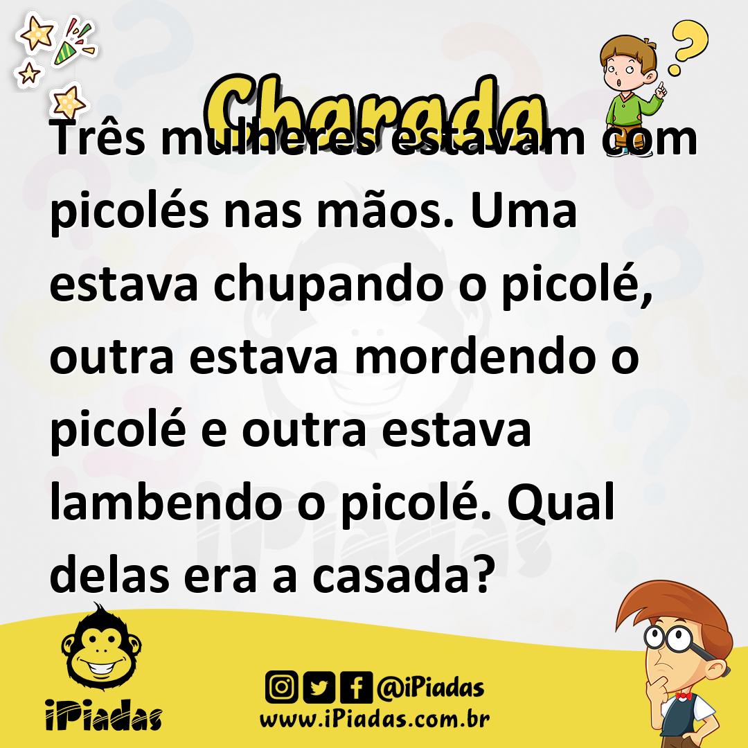 Três mulheres estavam com picolés nas mãos. Uma estava chupando o picolé,  outra estava mordendo o